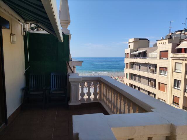 Ático en Gros con vistas al mar (ESS03142)