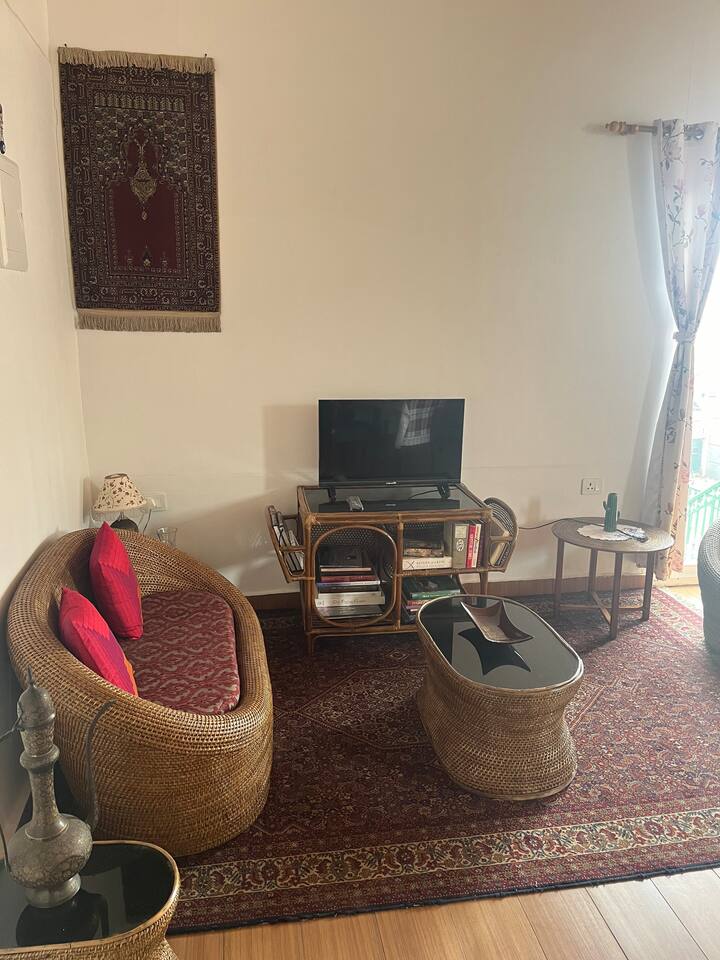 Inteligentná TV a dobre zásobené knihy vrátane materiálov na čítanie pre deti