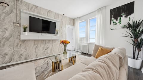 NY Prime Luxury Escape  | KING Bed + Easy Parking!