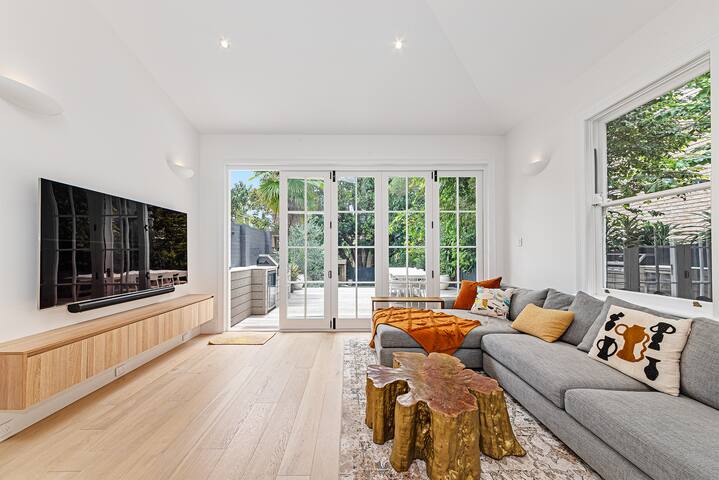 Sauna, parking, outdoor entertaining gallery image 3