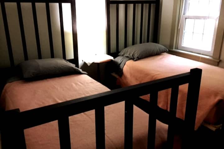 Habitación doble con dos dormitorios.