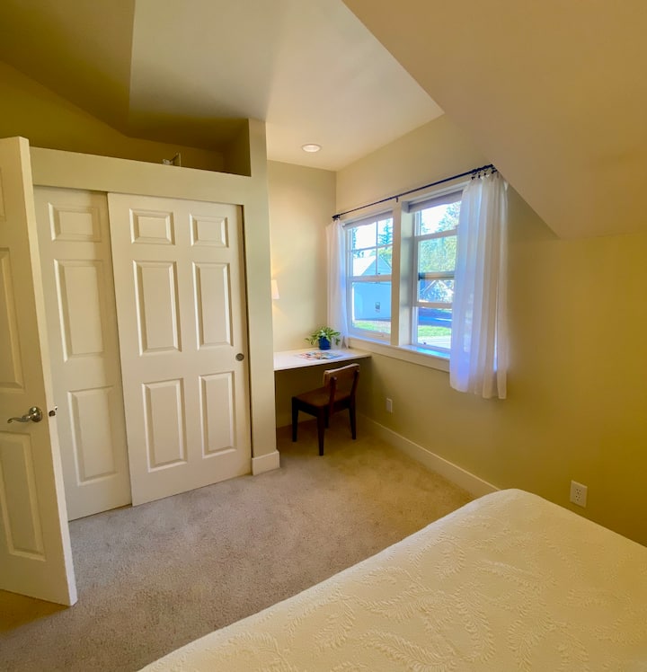 Spálňa 1: Jeden vstavaný písací stôl sa nachádza v svetlom rohu spálne. 

Zatvorte dvere a budete mať tichý súkromný pracovný priestor ďaleko od „veľkej izby“.