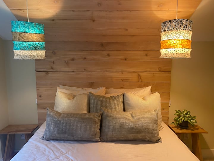 Spálňa 2: Každá posteľ je vybavená 600 posteľnou bielizňou s počtom vlákien a 2 pevnými vankúšmi a 2 mäkkými vankúšmi.