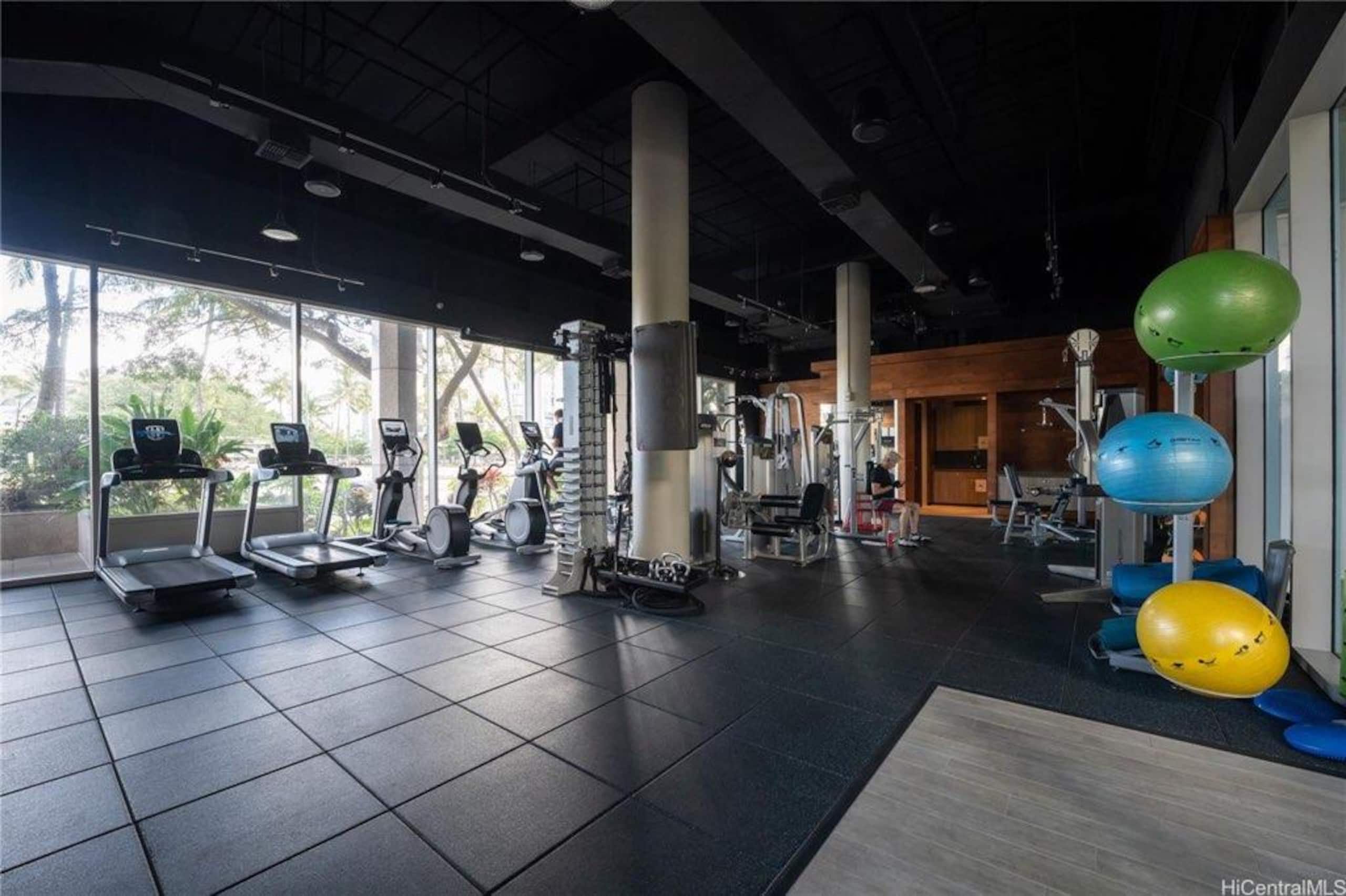 Condo in Honolulu · ★5.0 · 1 bedroom · 3 beds · 2 private baths - Image 42