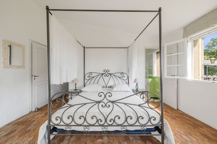 Двойно легло – Отопление Климатик – Спално бельо – Съхранение на дрехи – Щори за затъмняване на стаята