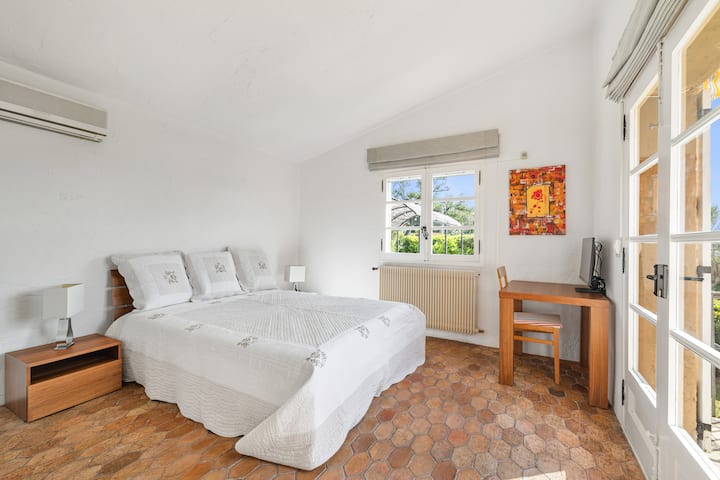 Двойно легло – Отопление Климатик – Спално бельо – Съхранение на дрехи – Щори за затъмняване на стаята – бюро