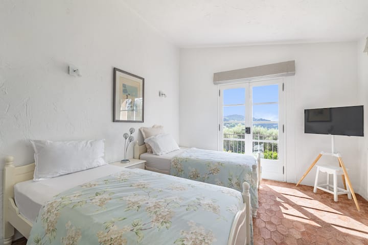 2 единични легла - Отопление Климатик - Спално бельо - Съхранение на дрехи - Щори за затъмняване на стаята и красив изглед навън и към басейна - Телевизор