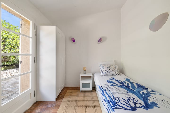 2 единични легла – Отопление, климатик – Спално бельо – Съхранение на дрехи – Щори за затъмняване на стаята