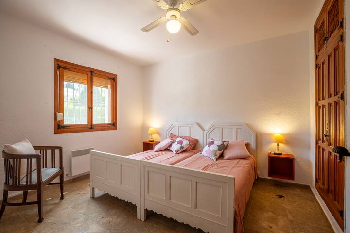 Ova spavaća soba ima dva odvojena kreveta.