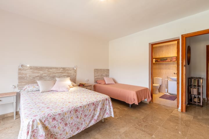 Ova glavna spavaća soba ima bračni krevet i jedan bračni krevet. Ima vlastitu kupaonicu i balkon s pogledom na Montgo.