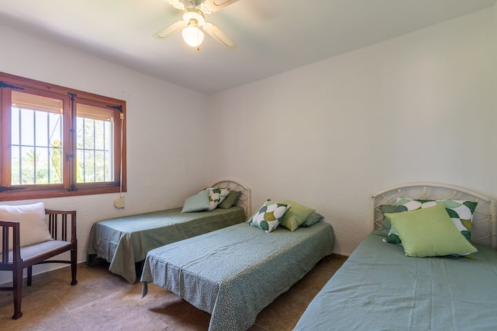 Ova spavaća soba ima dva kreveta i dodatni krevet kao na slici.