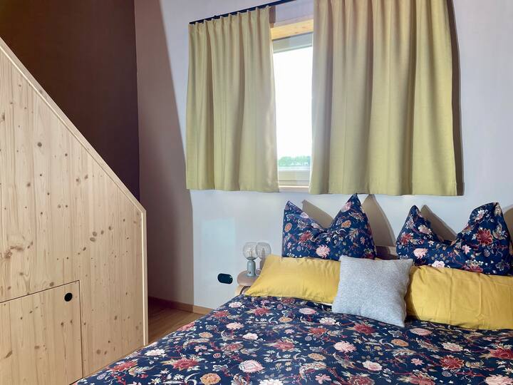 Ეს არის ჩვენი საოჯახო ოთახი ორადგილიანი საწოლით 1,40 მ სიგანით. Კიბე მიემართება ლოფტის საწოლისკენ, ასევე ორადგილიანი საწოლით. (სიგანე 1,40 მ).