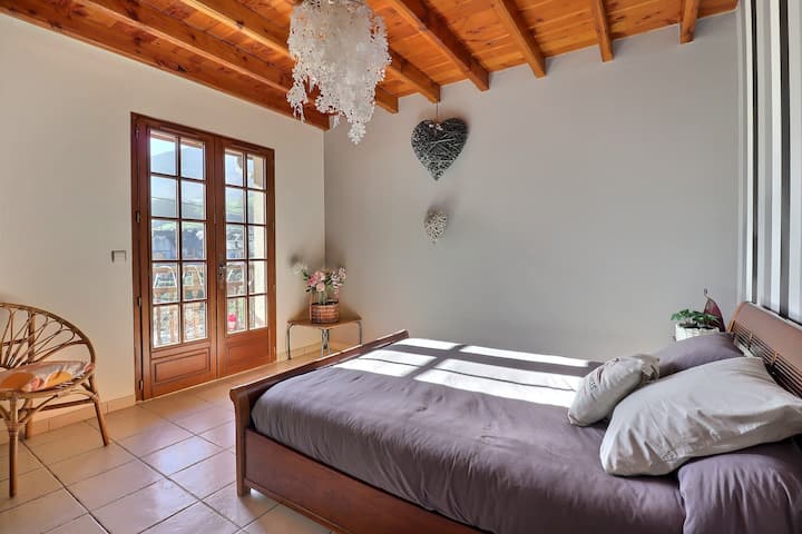 პირველი სართულის ოთახი მთის ხედით