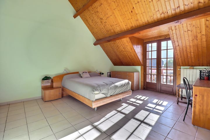 ამ ოთახს 1 სართულზე, ძალიან დიდი, აქვს სააბაზანო (საშხაპე ტუალეტი)