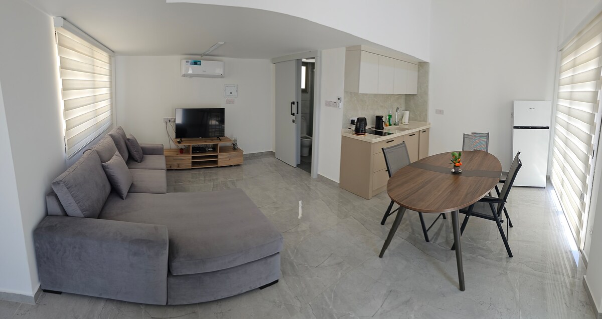 Relájate y desconecta en tu elegante espacio de estar, donde el diseño moderno se combina con la comodidad acogedora.