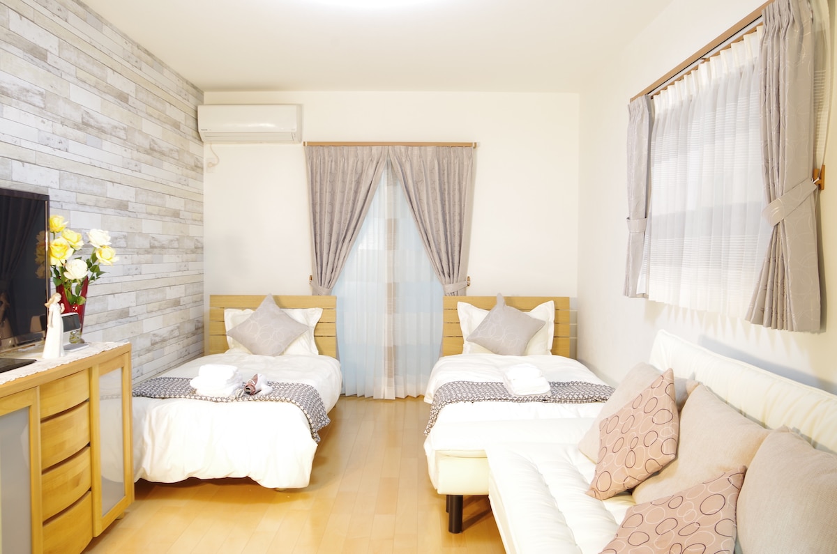 Спалната соба од 16 м ² има голем телевизор, клима уред, фрижидер, тостер за рерна, електричен чајник, USB полнач, LAN, вентилатор итн., за да можете да се опуштите.
Во спалната соба може да правите грицки и друго тука.