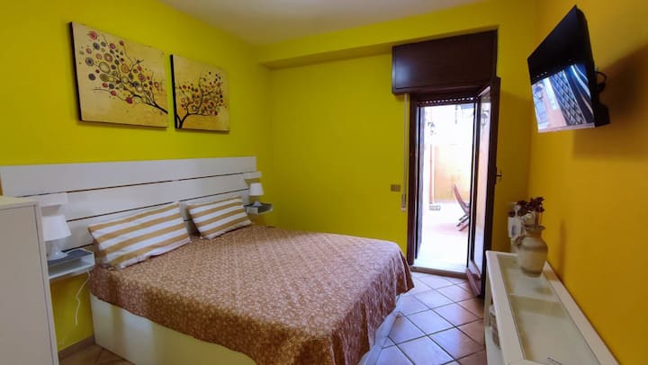 Საძინებელი ორადგილიანი საწოლით, საწოლისპირა მაგიდებით, კონსოლის მაგიდებით, კედლის ტელევიზორით, ორი კარადით (უჯრებითა და საკიდებით), ჭერის ვენტილატორით კონტროლირებადი დისტანციური მართვის პულტით