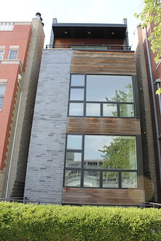 Beautiful Condo in Lincoln Park w/ Rooftop