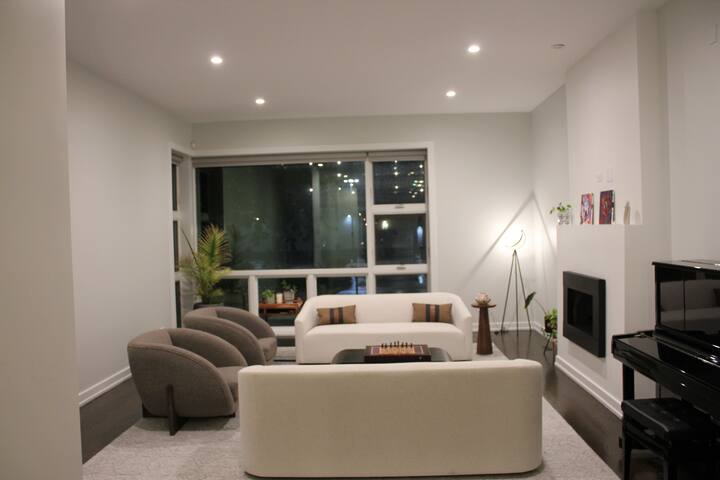 Beautiful Condo in Lincoln Park w/ Rooftop gallery image 2