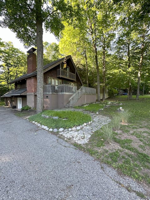 Charming chalet near local ski/golf resorts