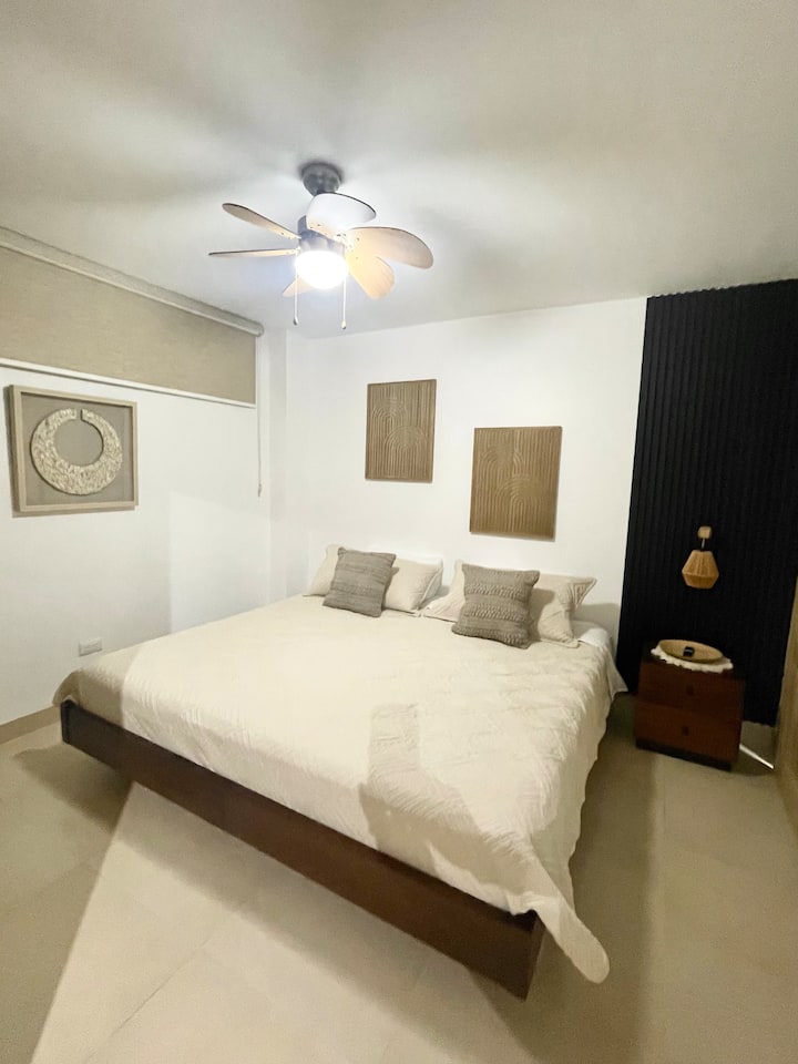 Cama tamaño king, ropa de cama de primera calidad, almohadas adicionales y colchón de espuma viscoelástica serta.