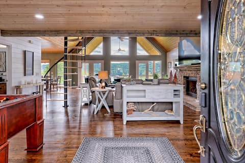 Popular Airbnb listing: Warm Cabin, Hot tub, Great View, Games, Bunk in Glenville