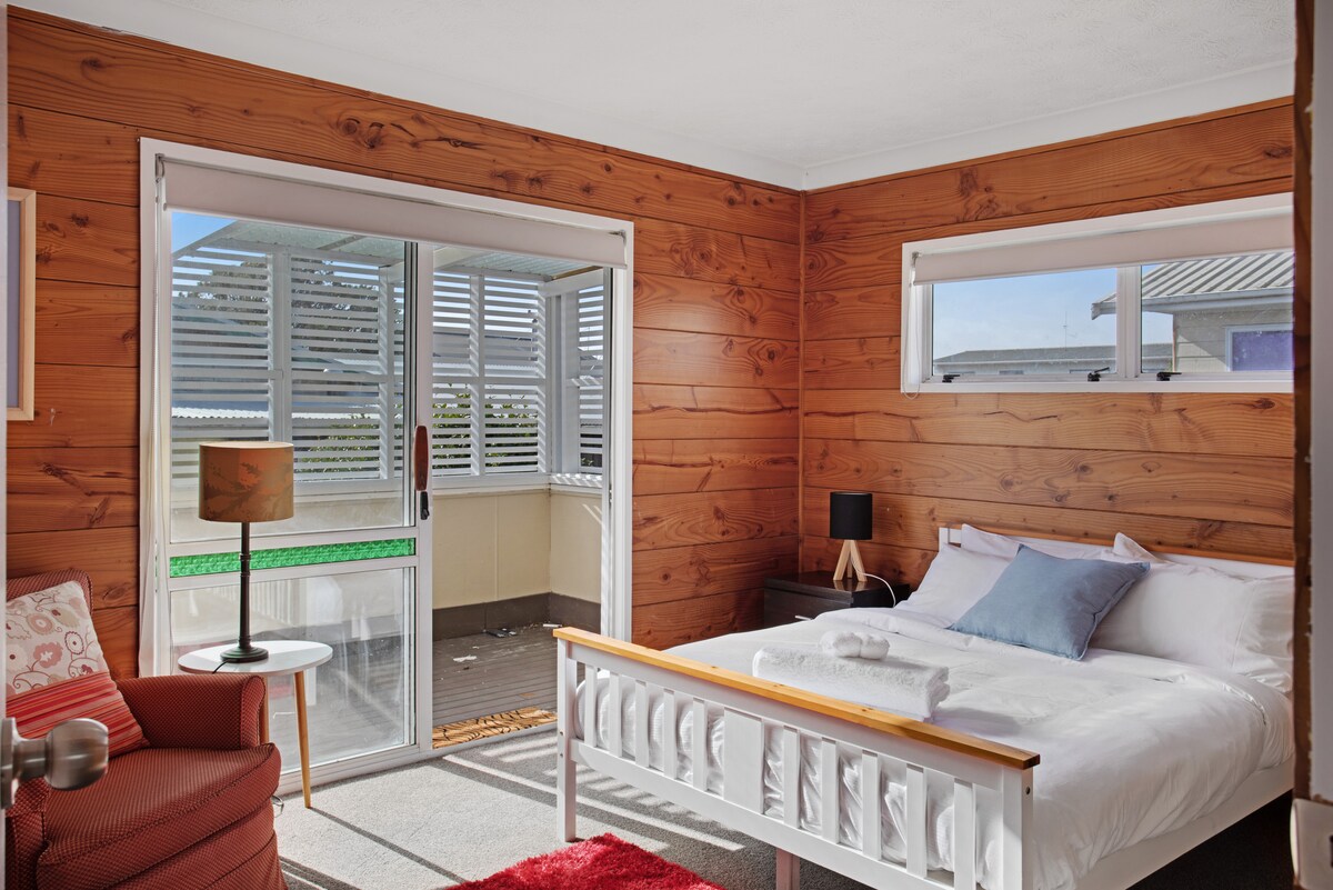 Krevati "Queen" të fton të flesh me çarçafët e tij të bardhë të hotelit.