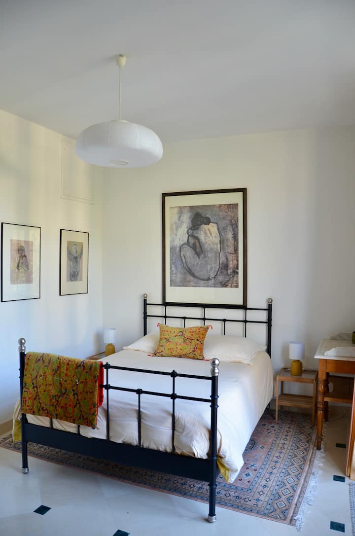 Dormitorio 5, planta baja, cama doble.