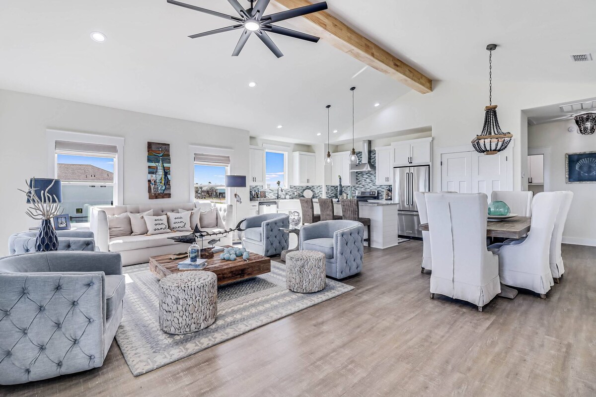 Popular Airbnb listing: Bay Views - Private Pool - 2 Blocks to Water! in Texas