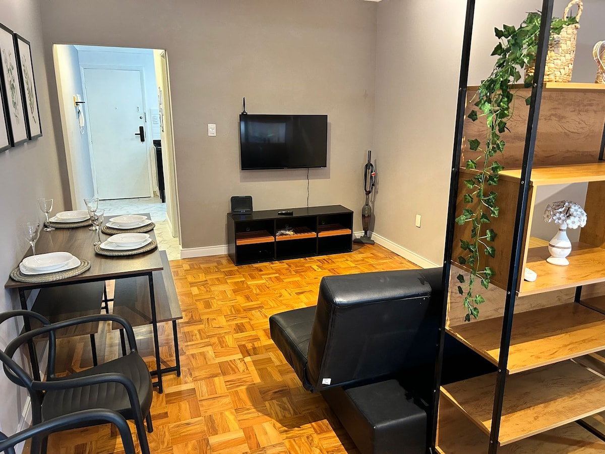 ห้องนั่งเล่นพร้อมสมาร์ททีวีและเตียงโซฟาที่สะดวกสบาย เหมาะสำหรับการพักผ่อนหลังจากไปชายหาดหรือทำงานมาทั้งวัน