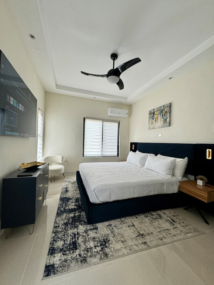  Master bedroom with king size bed and en suite bathroom 
