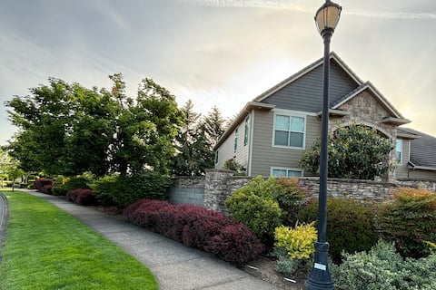 4,500 sqft home, 9 mi to U of O!