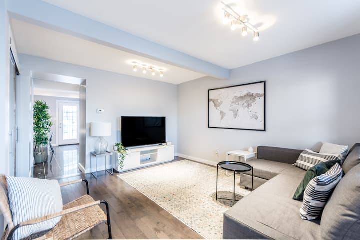 Modern Comfort | 2 Bedroom Townhouse |Free Parking - Ottawa