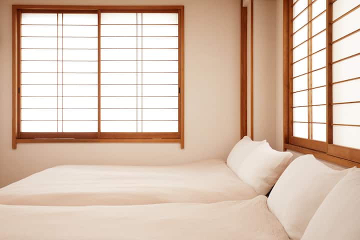 Ტატამის დასაფენ ოთახში ორი ორადგილიანი საწოლი დავდე.