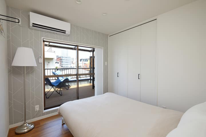 Შეგიძლიათ გადახვიდეთ მე-3 სართულის საძინებლიდან სახურავის აივანზე.