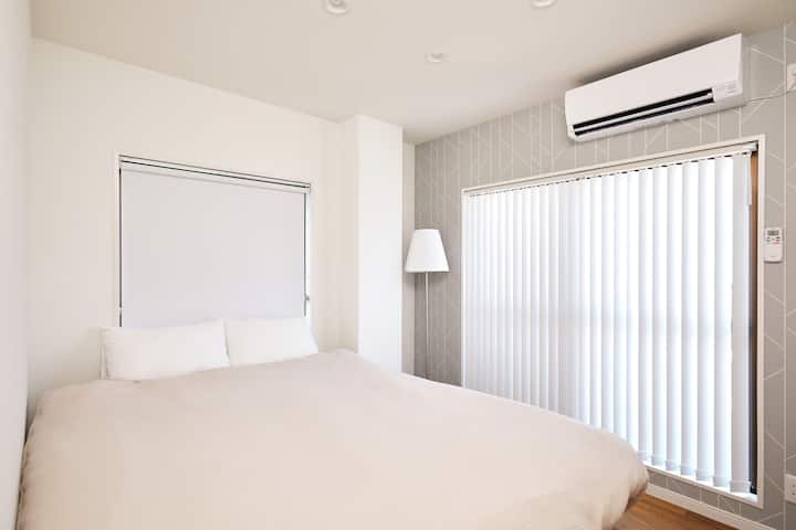 Ეს არის საძინებელი მე-3 სართულზე.Ჩვენ გვაქვს დედოფლის ზომის საწოლი.Სრულად კონდიცირებული.