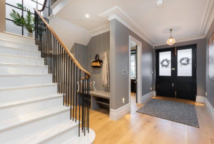 Beautiful 5-bed home with drive & stunning garden gallery image 4