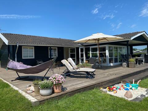 Lovely 1st row cottage