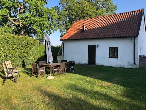 Charmig stuga nära Högklint