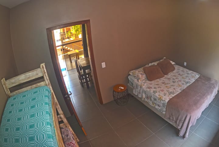 Velika spavaća soba s bračnim krevetom ili dva kreveta za jednu osobu ako vam zatrebaju.