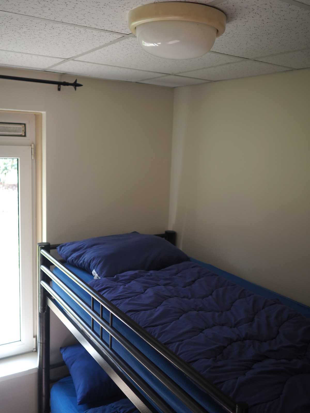 1张带2张单人床的双层床