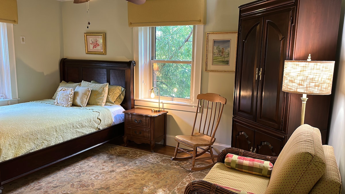 Por último, pero no menos importante, ¡el tercer dormitorio! Además, con una cama tamaño queen. El colchón inflable se almacena en el armario junto con ropa de cama adicional si es necesario. 