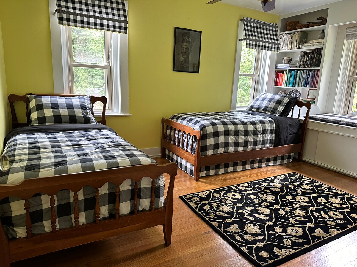 Dormitorio doble. Hay un colchón adicional disponible debajo de una cama individual y un colchón inflable también está disponible para su uso. 