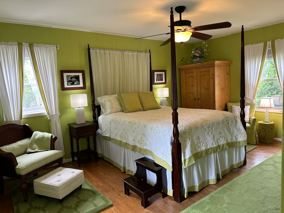 Cama tamaño queen con dosel en el dormitorio principal