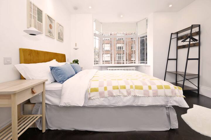 Hyde Park -Brand NEW- Lux 4Beds 3.5Baths gallery image 5