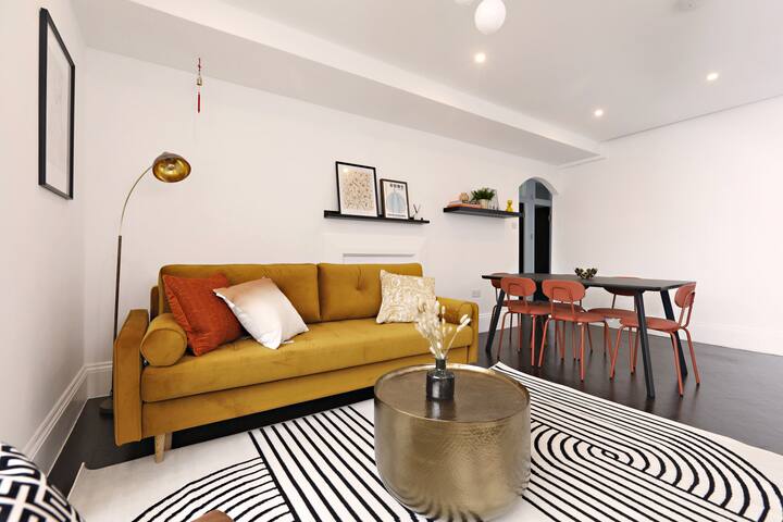 Hyde Park -Brand NEW- Lux 4Beds 3.5Baths gallery image 3