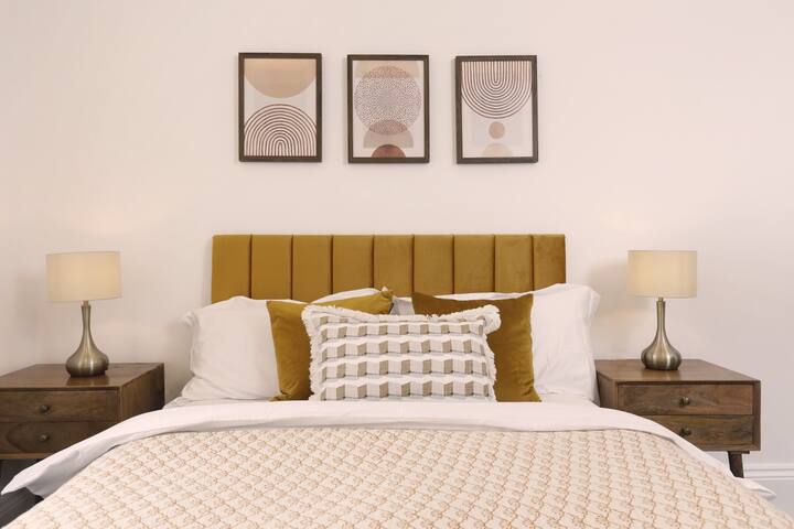 Hyde Park -Brand NEW- Lux 4Beds 3.5Baths gallery image 2