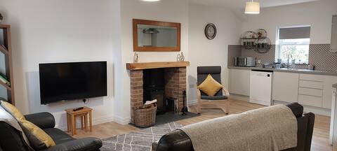 Top Airbnb: Modern and bright Tudor in Manorbier, Jameston And Lydstep