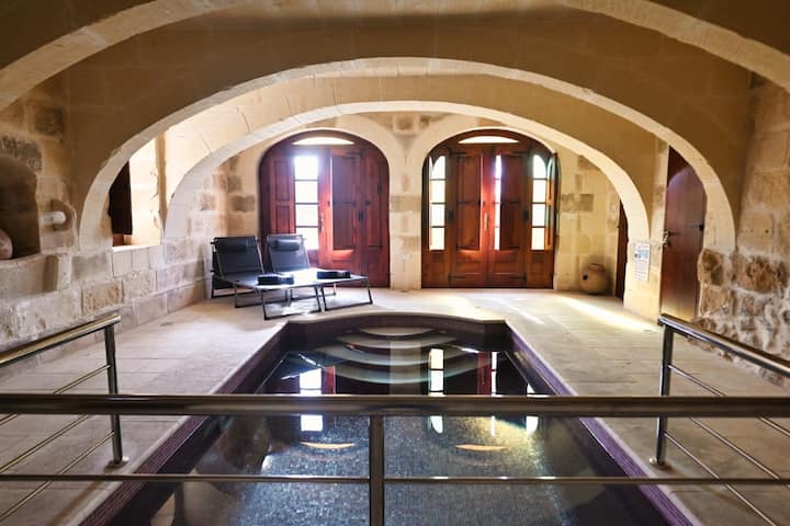 Outdoor & Heated Indoor Pool Paradise - Malta