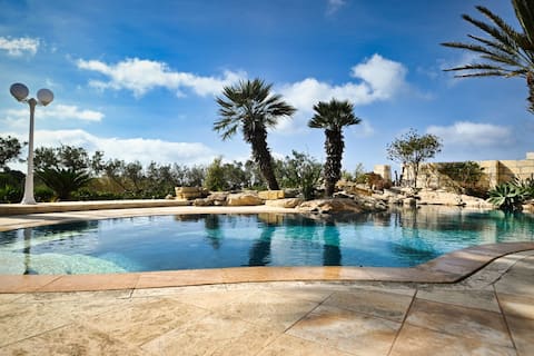 Outdoor & Heated Indoor Pool Paradise